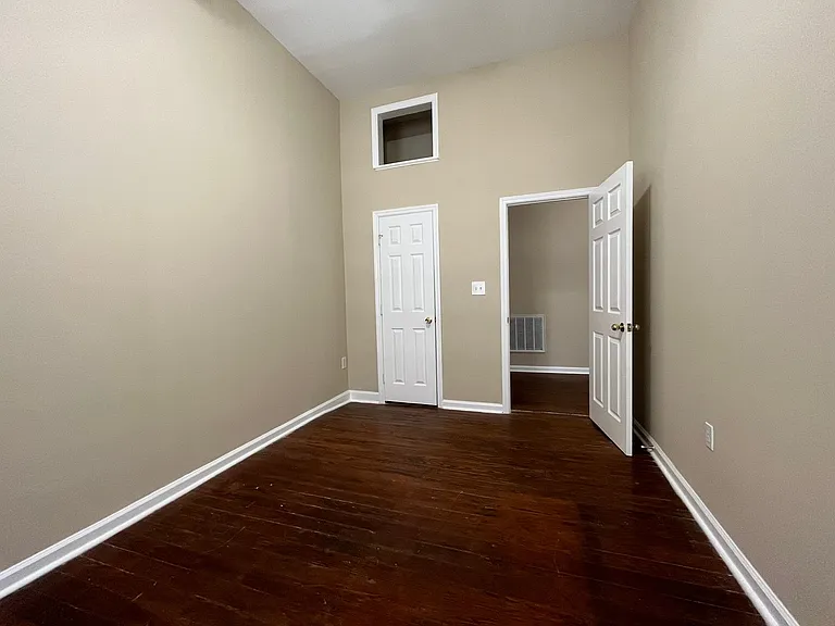 825 E Henry St — Photo 8