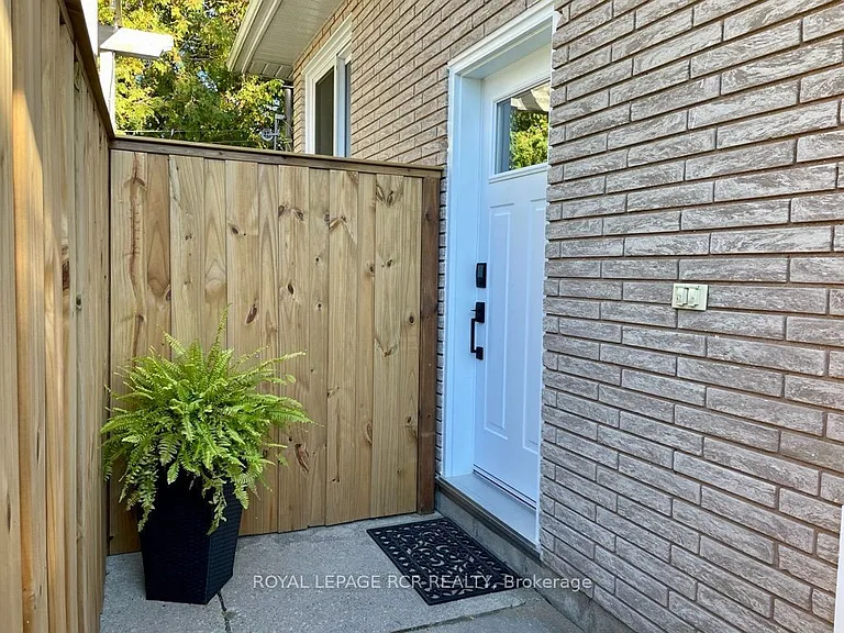 18 Watts Cres — Photo 1