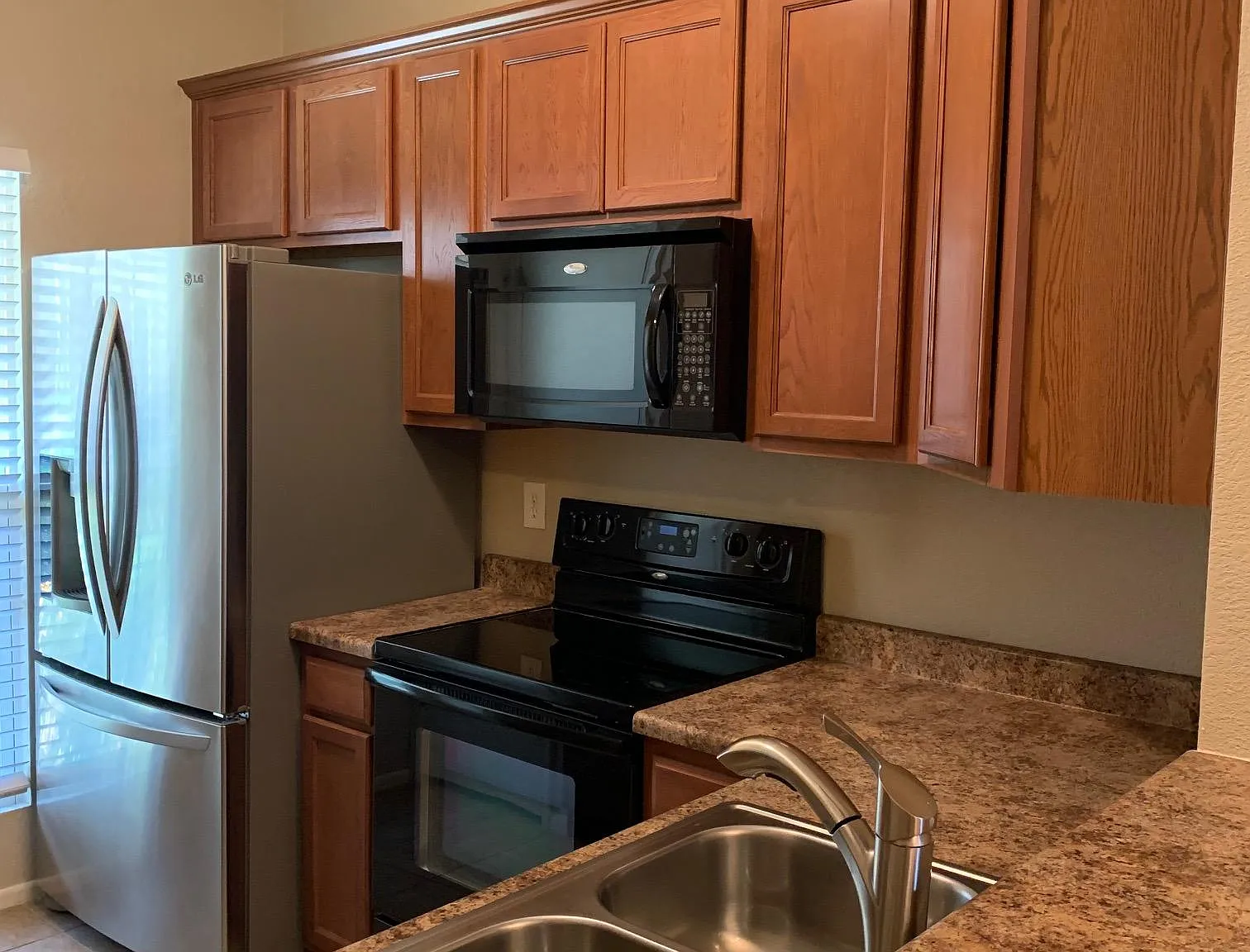 2 bed, 2.5 bath, 1056 sqft, $1,600 — Photo 2