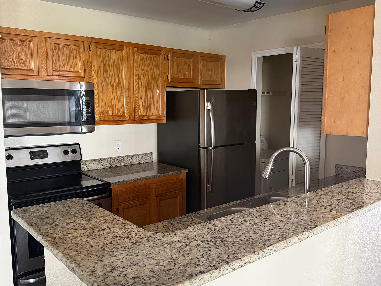 2 bed, 943 sqft, $1,630 — Photo 3
