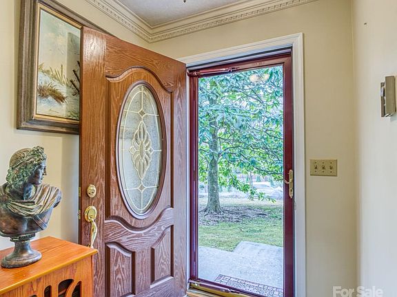 3rd image of 841 Greenwood Dr