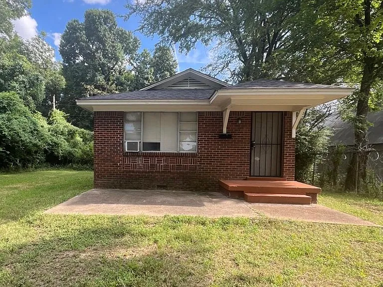 2225 Riley Aly — Photo 1