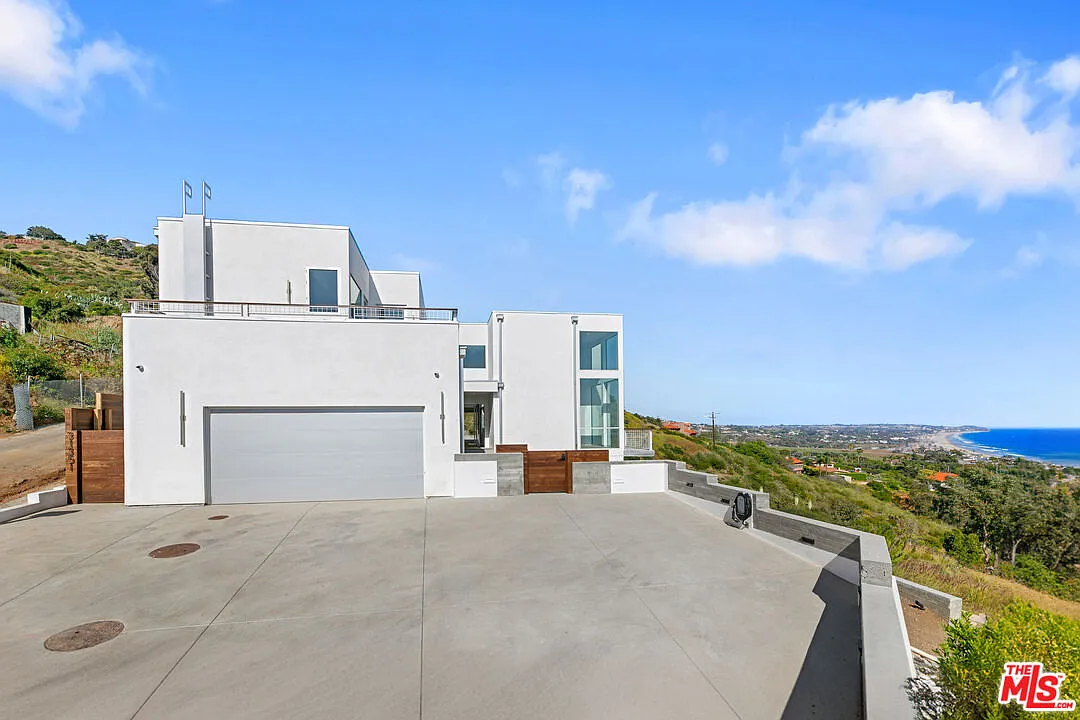 5 bed, 5.5 bath, 5506 sqft, $25,000 — Photo 2