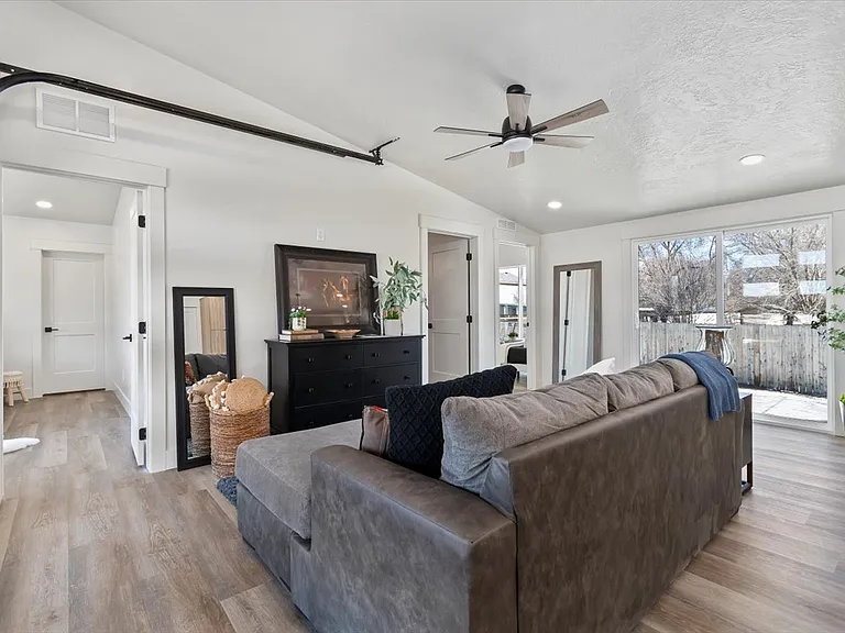 362 W London St — Photo 24