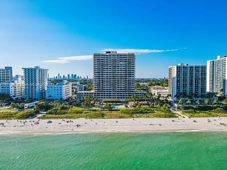 2555 Collins Avenue Cu #2200 — Photo 1