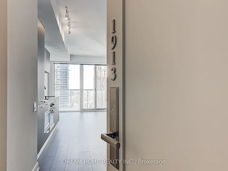 3 Gloucester St #1913 — Photo 2