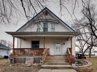 302 N Walnut St, Bowen, IL 62316
