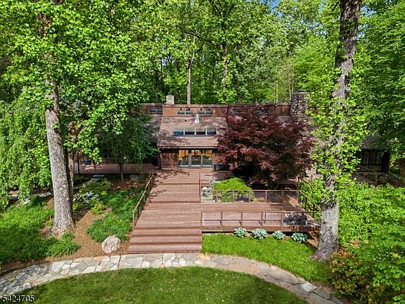 5th image of 85 Crest Dr
