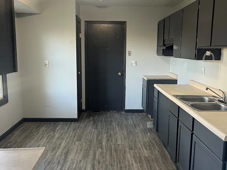 208 Logan St — Photo 2