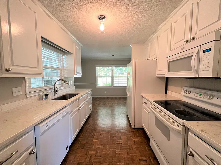 928 Brentwood Dr — Photo 4