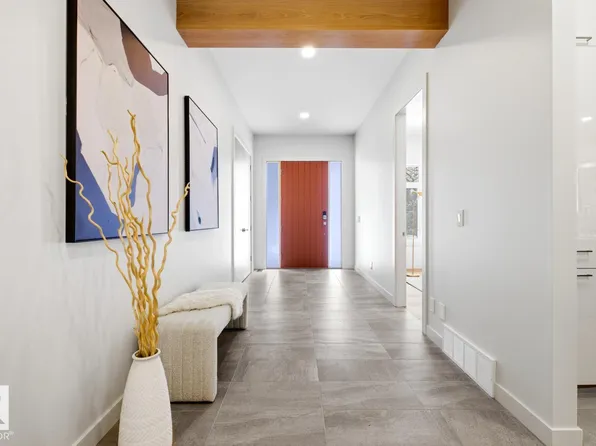 6619 123rd St NW, Edmonton, AB T6H 3T3