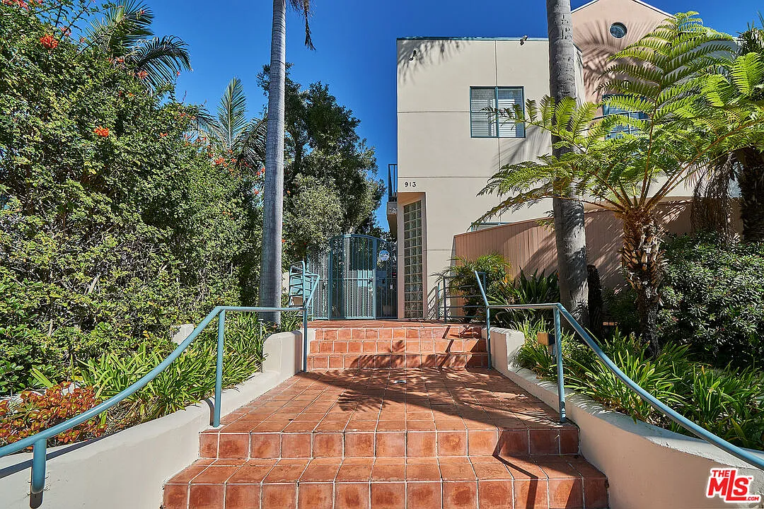 3 bed, 2.5 bath, 1833 sqft, $8,000 — Photo 2