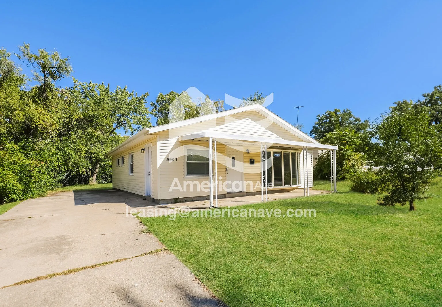 3 bed, 1.0 bath, 1040 sqft, $1,197 — Photo 2