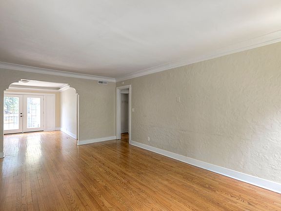 3rd image of 421 E Meyer Blvd