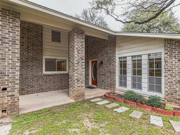 2203 Farnswood Cir — Photo 25