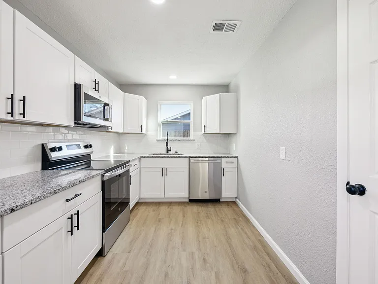 5124 Laurel Ln — Photo 3