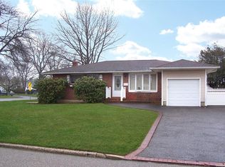 88 Fairview Ave, Deer Park, NY 11729