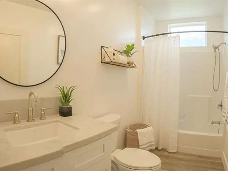 1316 E Grand Ave #201 — Photo 43
