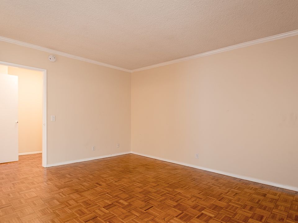 MAIN ROOM - LARGE SPACE - 
HARDWOOD FLOORS