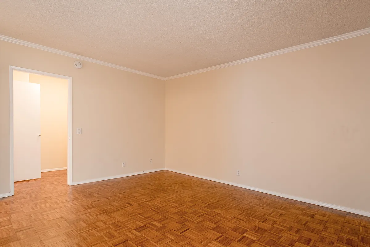 MAIN ROOM - LARGE SPACE - 
HARDWOOD FLOORS - 3619 Vinton Ave #9
