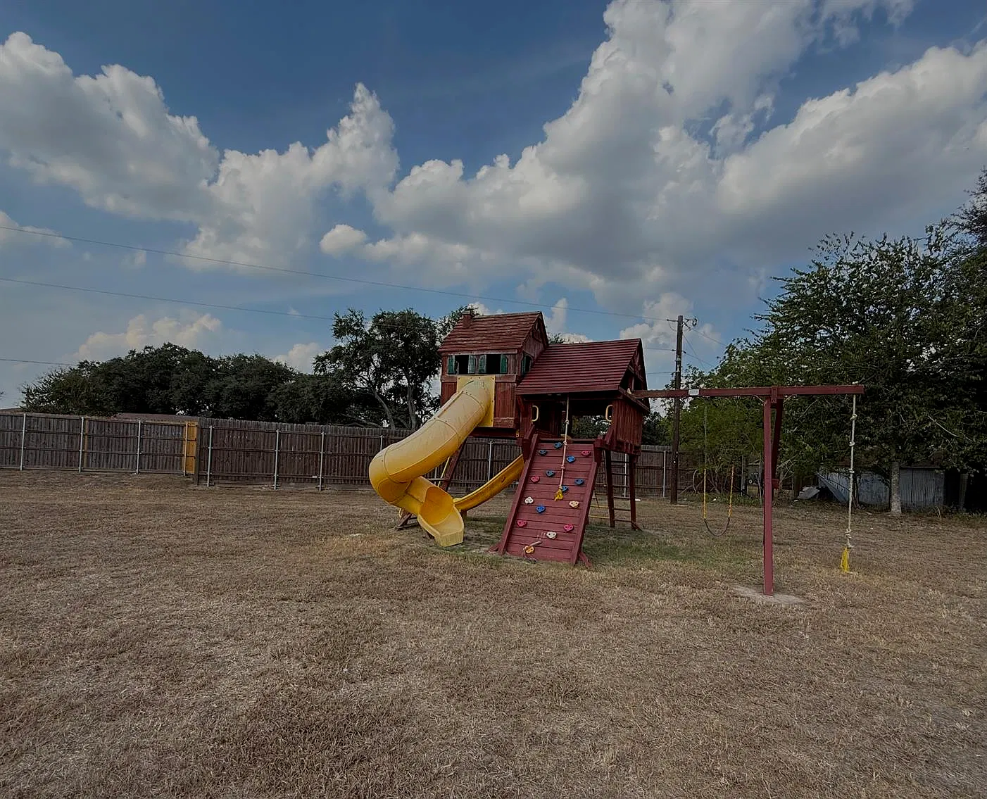 4 bed, 1038 sqft, $1,300 — Photo 2