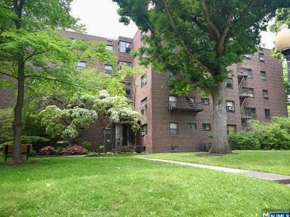 400 Park Pl APT 1A, Fort Lee, NJ 07024