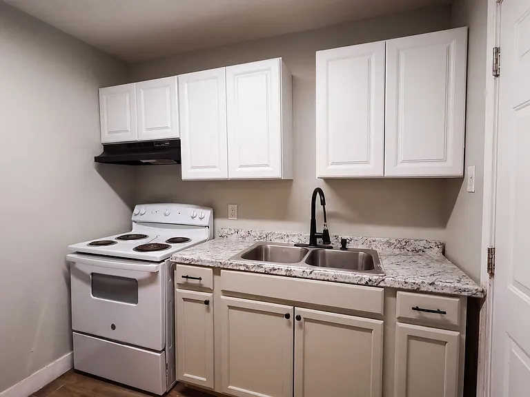 117 1/2 Lister St #B — Photo 6