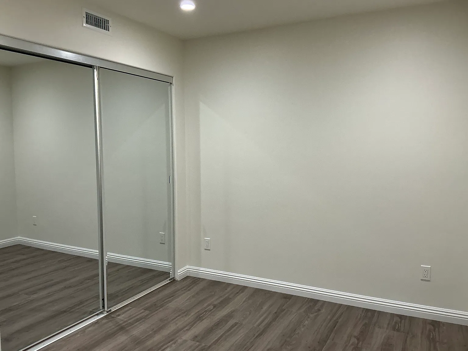 2 bed, 900 sqft, $3,100 — Photo 3