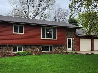 910 3rd Ave NE, Sioux Center, IA 51250