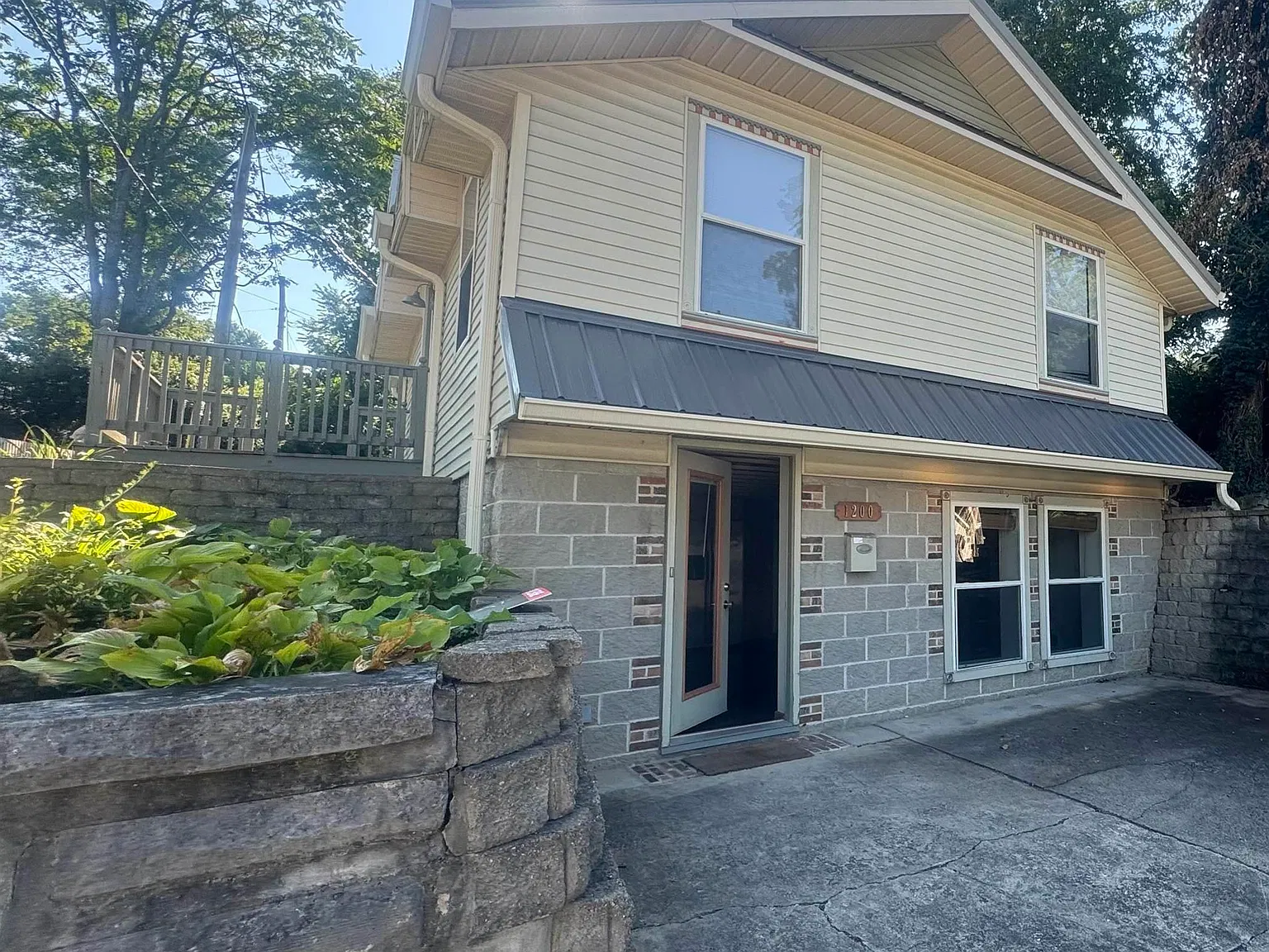 3 bed, 2.0 bath, 1676 sqft, $2,850 — Photo 1