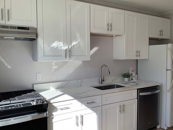 3rd image of 18 Bayberry Dr APT 4