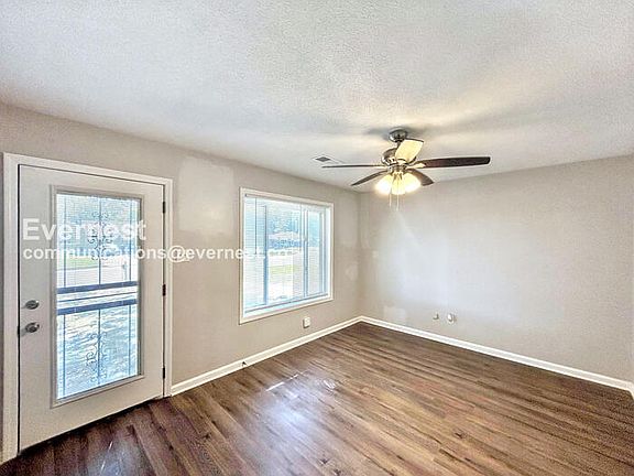 3rd image of 1582 Custer Dr