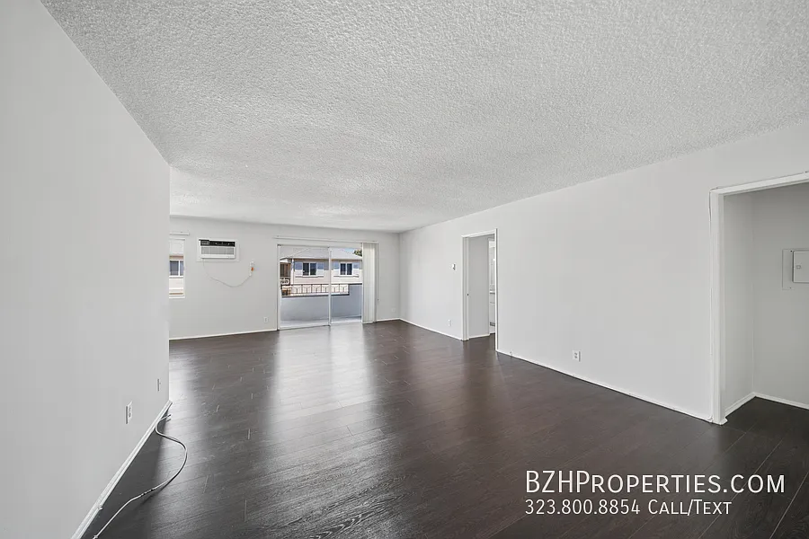 Bright Spacious Upper 3 Bedroom with Tandem Parking — Photo 4