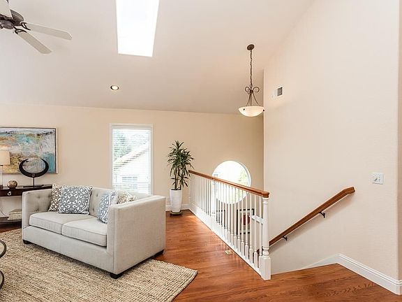 5th image of 722 Columbus St