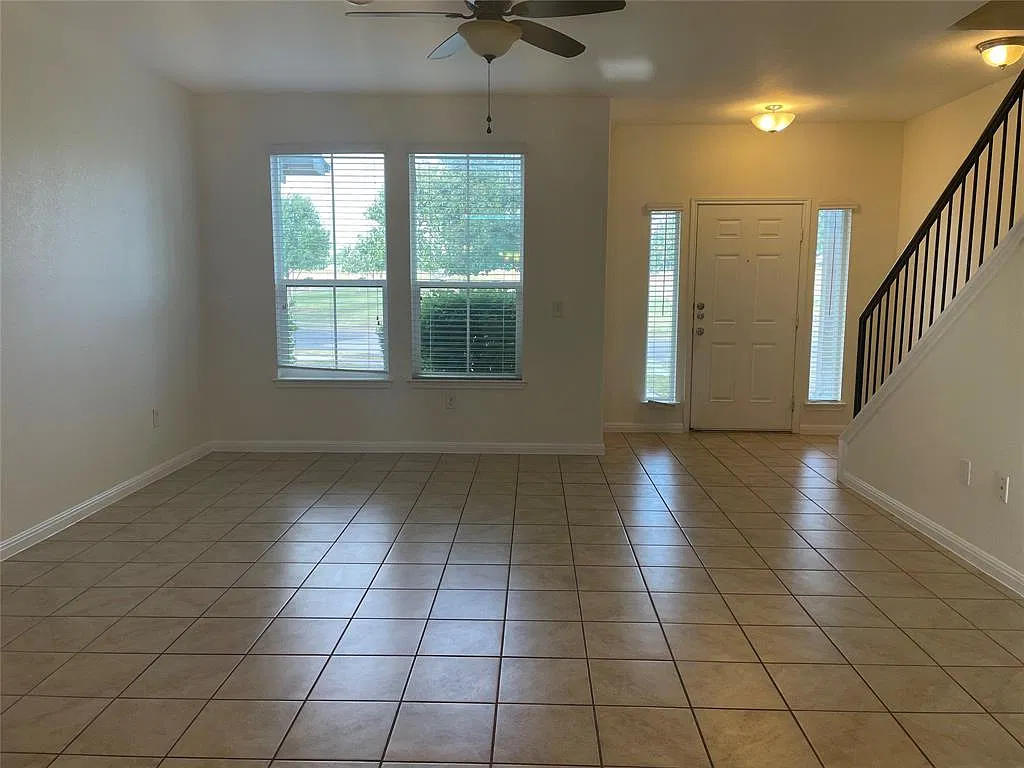3 bed, 2.5 bath, 1360 sqft, $1,795 — Photo 3