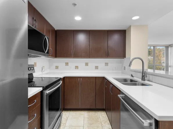 290 Newport Dr #602, Pt Moody, BC V3H 5N2