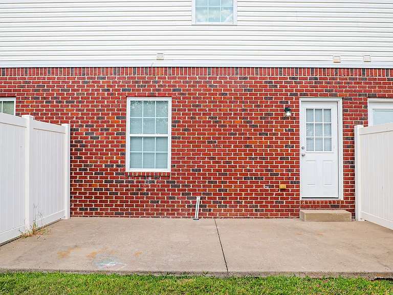 211 Moss Creek Ave #B — Photo 2