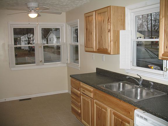 Brand new eat-in kitchen