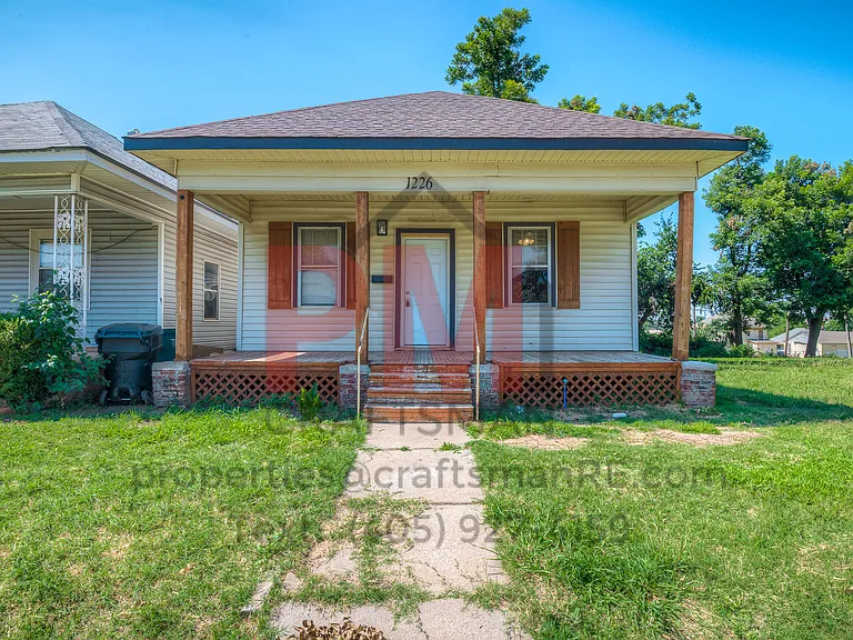1226 NW 8th St — Photo 1