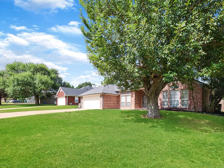 616 Man O War Dr — Photo 3