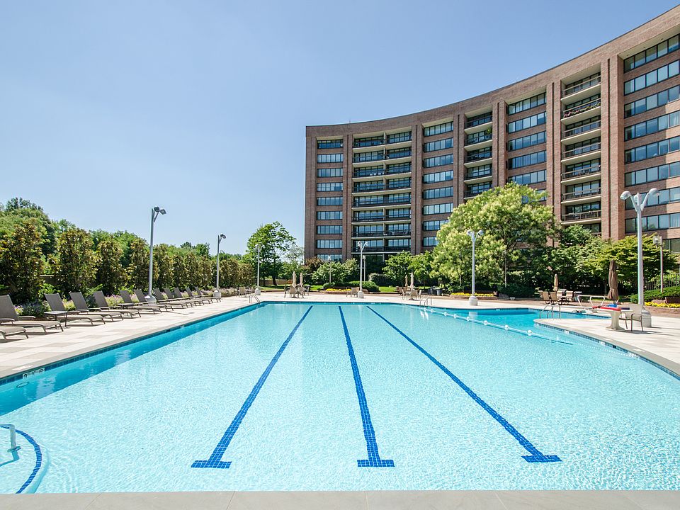 1st image of 1805 Crystal Dr APT 610S