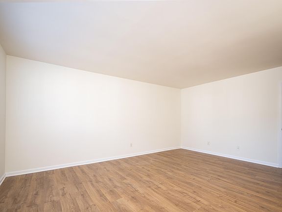 4th image of 1002 Willow Dr APT 16