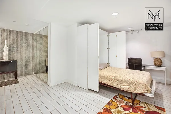 Sold by New York Residence | media 7