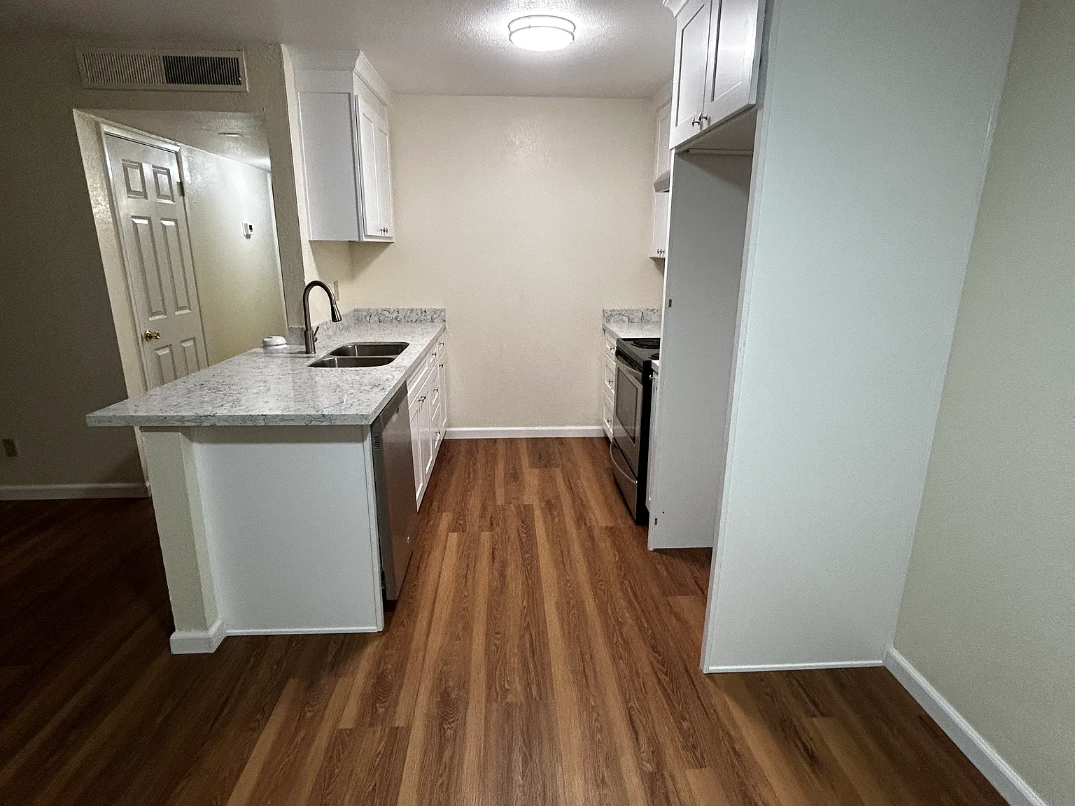 2 bed, 1.5 bath, 912 sqft, $2,000 — Photo 2