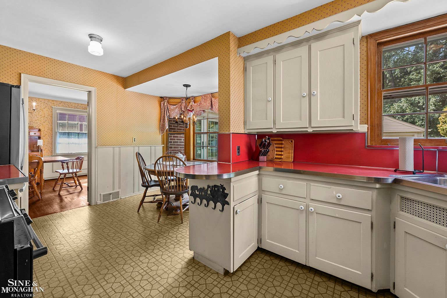 470 Allard Ave, photo 5