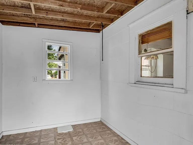 803 N Banks St — Photo 16