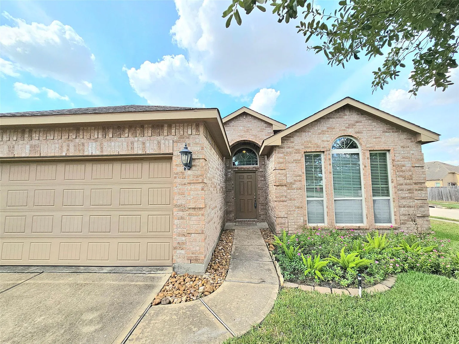 3 bed, 2.0 bath, 1624 sqft, $2,150 — Photo 3