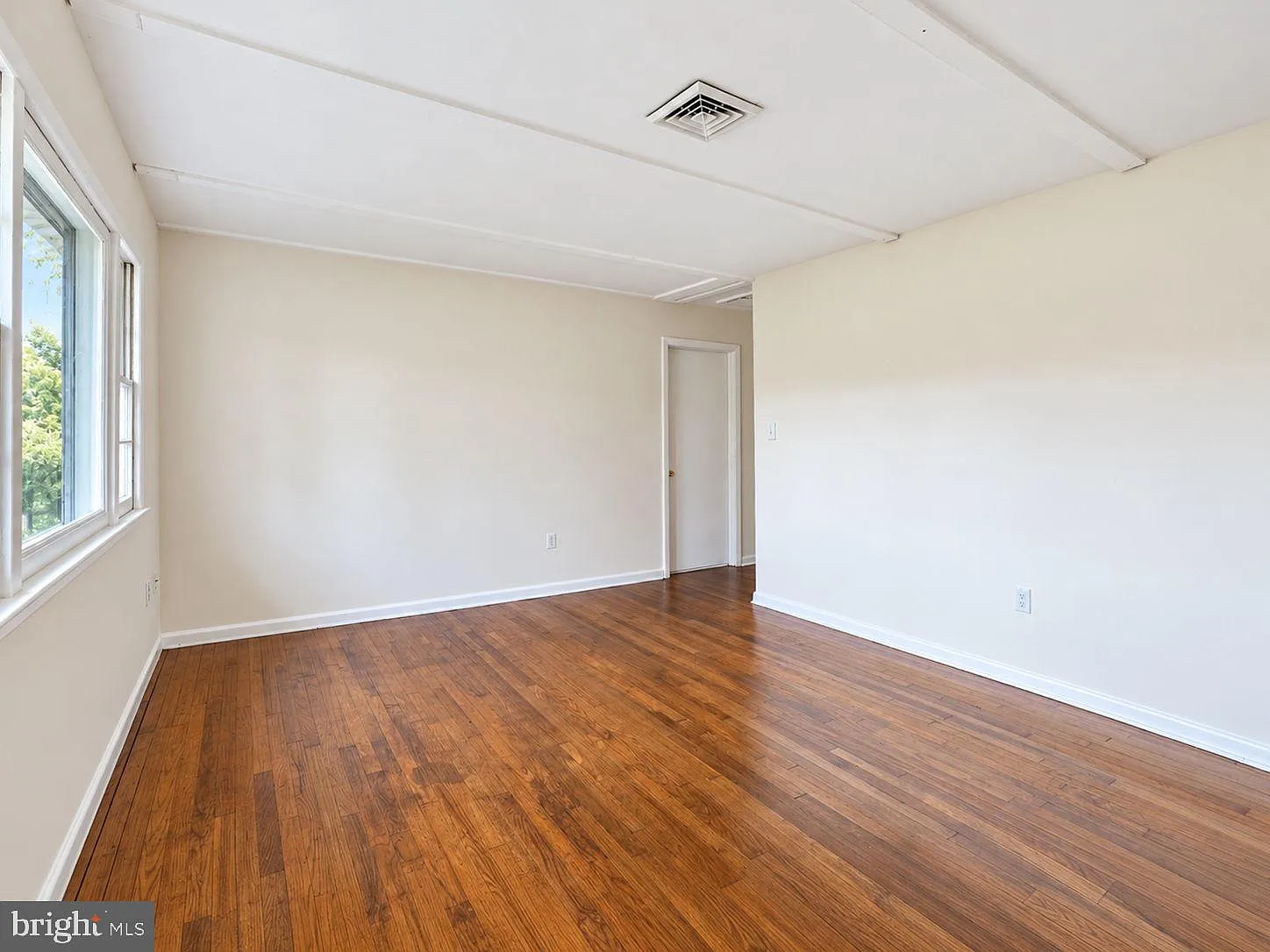 3 bed, 1.0 bath, 1300 sqft, $2,750 — Photo 4