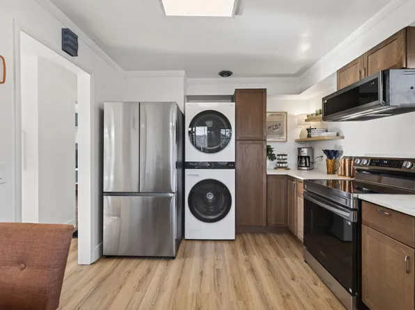 Welcome to Reno Nevada's Biggest Little BnB !!, 70-80 Locust St, Reno, NV 89502