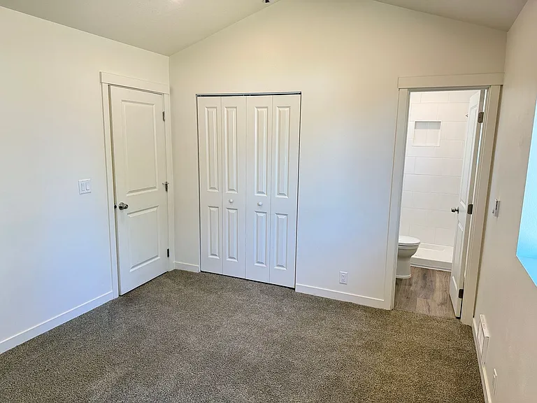 1246 Hughes St — Photo 23